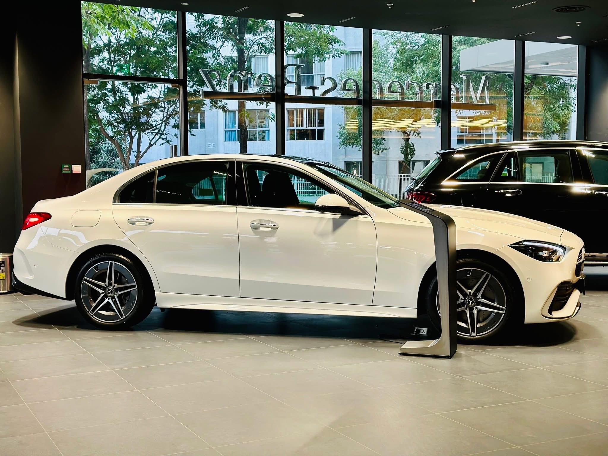 mercedes-C300-amg-2022-2023-2024-2025-2026-2027-noi-that-ngoai-that-mercedeshaxaco-com-vn